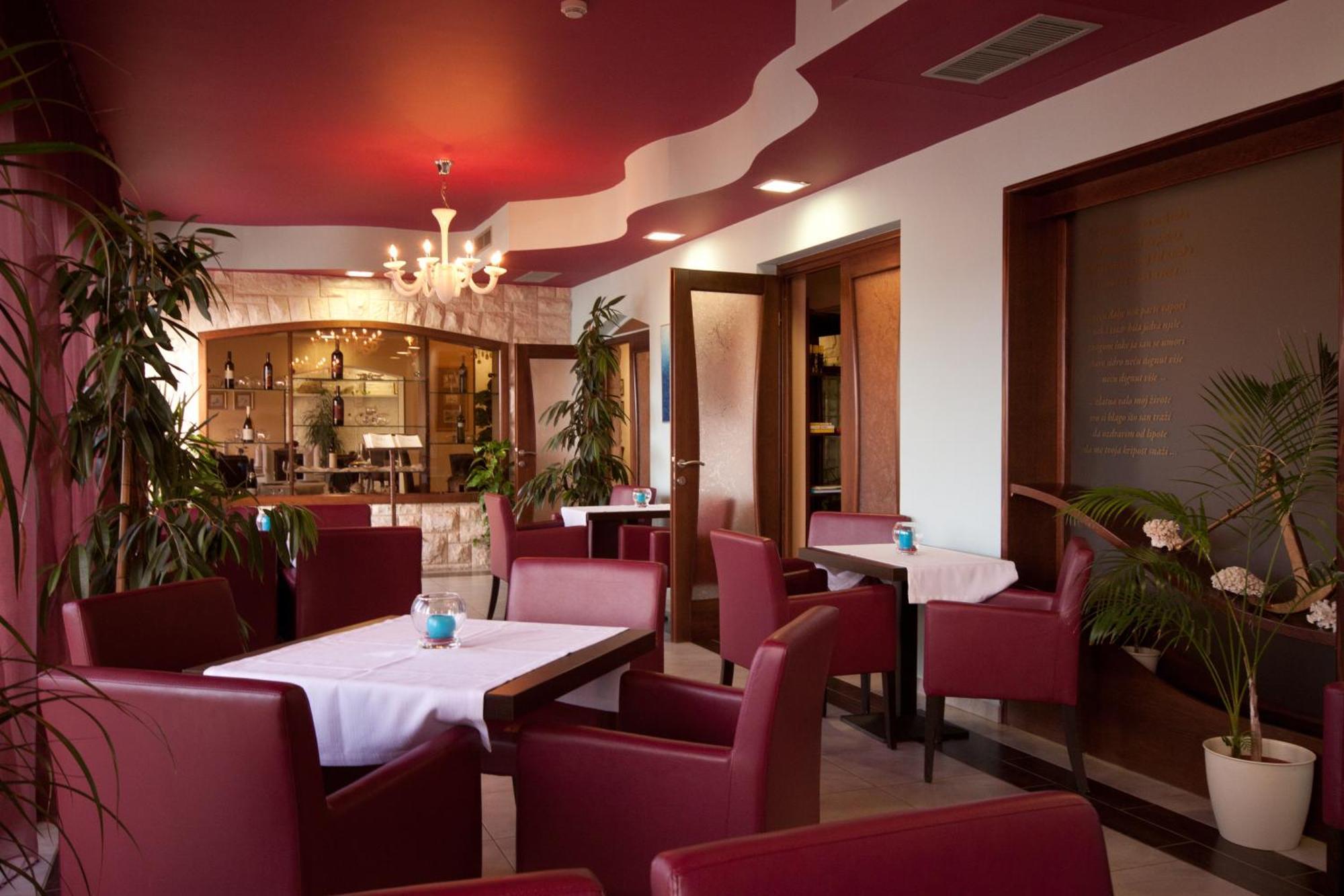 Hotel Zlatna Vala 우마그 외부 사진